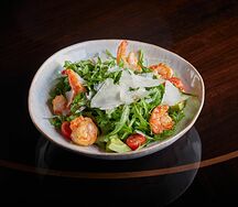 Руккола с креветками и авокадо