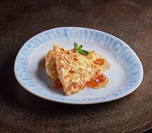 Сулугуни с миндальной корочкой и вареньем