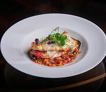 Филе дорадо, запеченное с баклажанами и помидорами