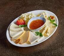 Ассорти итальянских и абхазских сыров