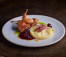 Перепелка с пюре из сельдерея и ежевичным соусом