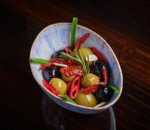 Ассорти из оливок, маслин и томатов