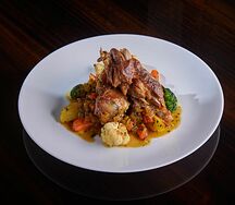 Лопатка ягненка с печеным картофелем и овощами