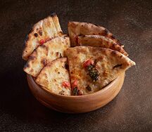 Фокачча с помидорами и базиликом