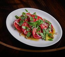 Салат из помидоров с красным луком, каперсами и базиликом