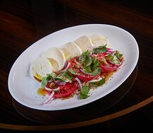 Моцарелла с помидорами и базиликом