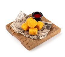 Жареный бри с ягодным соусом