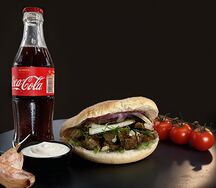 Пита с говядиной и напиток