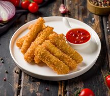 Сырные палочки с клюквенным соусом