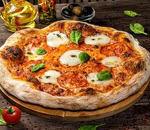 Пицца Маргарита на тонком тесте