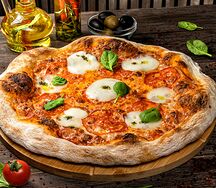 Пицца Маргарита на тонком тесте