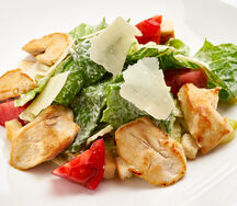 Салат Цезарь с курицей
