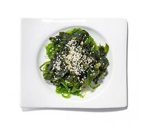 Салат чука с ореховым соусом