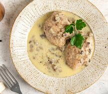 Котлеты куриные под сливочно-грибным соусом 