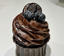 Шоколадный капкейк с черешней