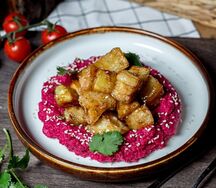 Салат из хрустящих баклажанов с муссом из печеной свеклы