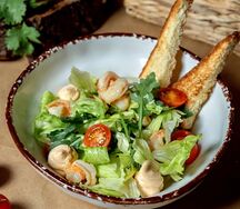 Салат с чесночными креветками и сыром крем-чиз кимчи