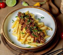 Картофель фри с говядиной Чили кон карне