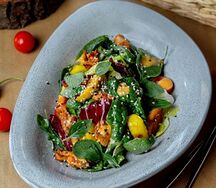 Микс салатов с карамелизированным яблоком и курицей