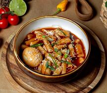 Токпокки Кочудян с яйцом