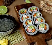 Кимпаб с крабовым мясом и овощами