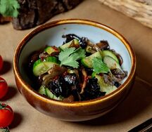 Тайский грибной салат в темном соусе