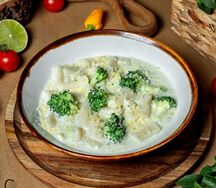 Сливочные токпокки с брокколи и пармезаном