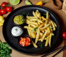 Картофель фри с соусом на выбор