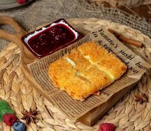 Моцарелла жареная с ягодным джемом