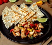 Жареные креветки в имбирном соусе