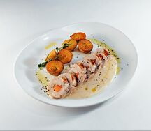 Свиной рулет с овощами и мини-картофелем