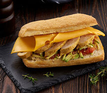 Сэндвич с курицей и авокадо