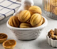 Орешки с вареной сгущенкой и грецким орехом