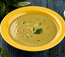 Зеленый суп-пюре с брокколи,  шпинатом и базиликом