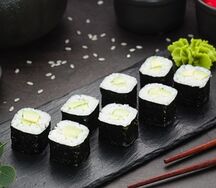 Классический ролл с авокадо