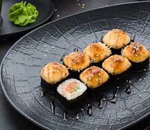 Запеченный ролл с лососем