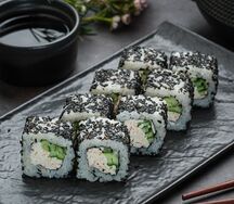 Ролл Калифорния с кунжутом