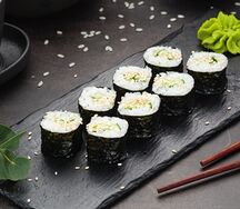 Классический ролл с огурцом