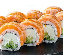 Ролл Филадельфия люкс с опаленным лососем