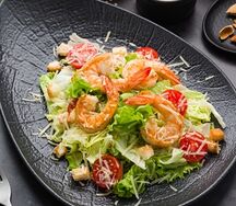 Салат Цезарь с креветками