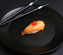 Суши с лососем