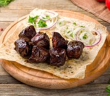 Печень говяжья на мангале с курдюком