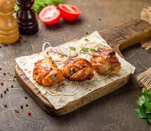 Шашлык из куриного бедра с беконом