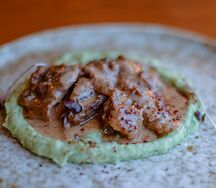 Телячьи щечки с пюре из шпината