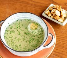 Куриный бульон с яйцом и гренками