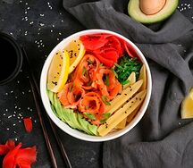 Поке с копченой форелью