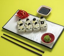 Греческий ролл с оливками, огурцом и листьями салата