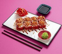 Калифорния люкс с лососем и острым спайси-соусом