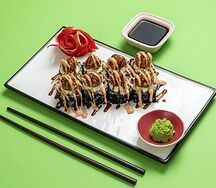 Эби люкс с тигровыми креветками и соусом спайси