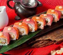 Ролл Радуга с тунцом, лососем и тигровой креветкой